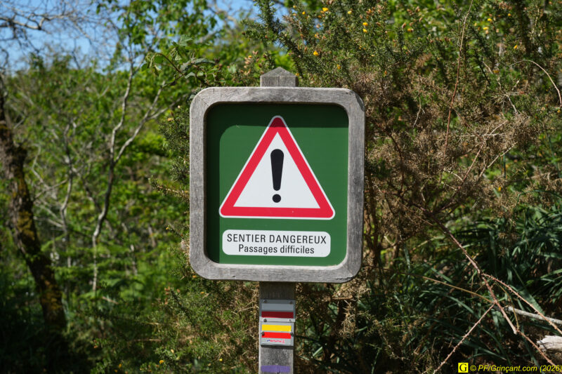 Panneau "SENTIER DANGEREUX - Passage difficile"