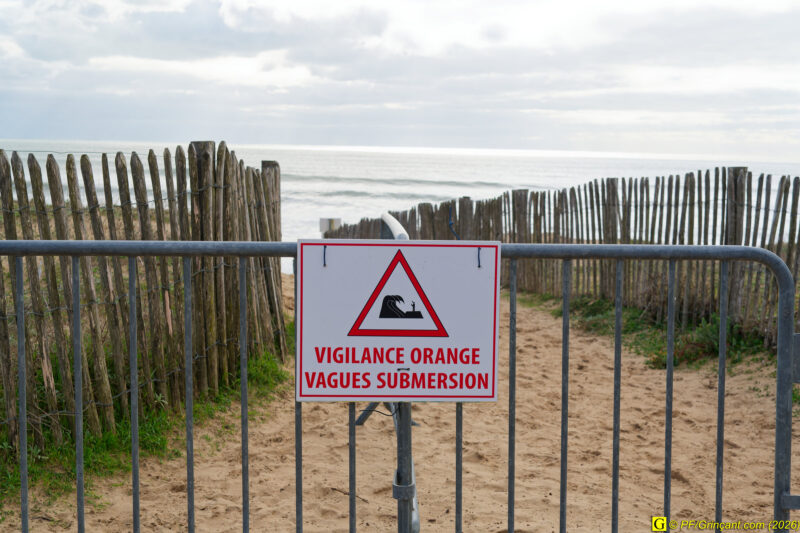 Panneau "VIGILANCE ORANGE VAGUES SUBMERSION"